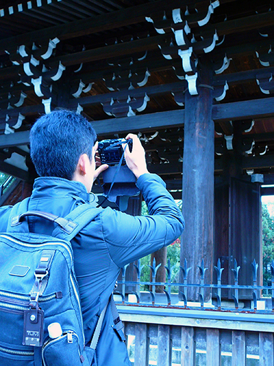 東福寺三門を撮影する桑木野先生
