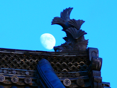 萬福寺大雄宝殿と月