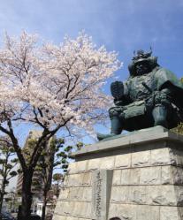 信玄像と桜