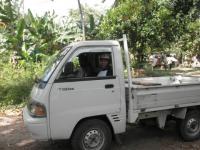 村への訪問に使用する小型トラック