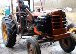 ボルボのターボエンジンを搭載した農耕トラクター