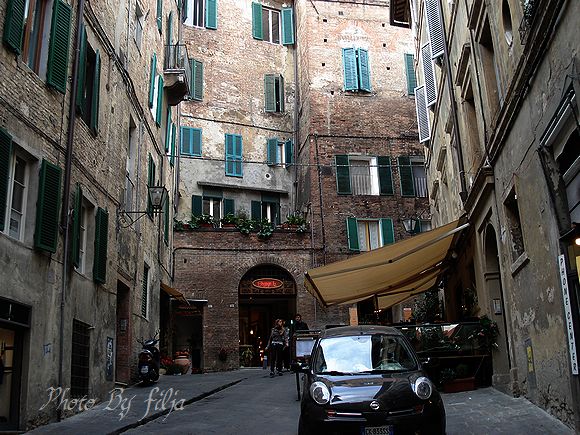 イタリア シエナの路地裏 狭くてもちゃんと車が通れます By Bilet