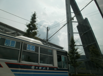 亀の井バスとグローバルタワー
