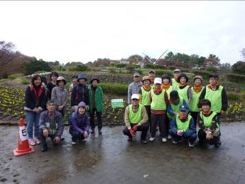 花プロジェクト　名城公園「花の山」にパンジーなどの花苗を植えました017