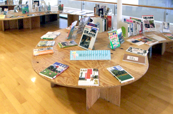 図書展示「奈良ガイドブックあれこれ」、展示の様子