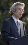 Junichiro_Koizumi_(cropped)_during_arrival_ceremony_on_South_Lawn_of_White_House.jpg