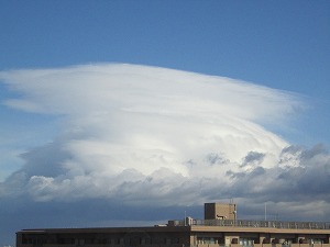 巨大なレンズ雲　