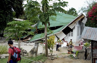2012-02-06T191149Z_1663070710_GM1E82704S701_RTRMADP_3_EARTHQUAKE-PHILIPPINES