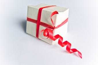 白い箱に赤いリボンのプレゼント