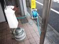 東京都世田谷区　４階建てマンション共用部清掃　店舗前床タイル洗い　作業風景　１