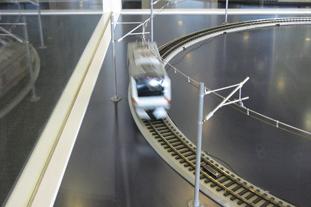 架線から集電する電車の模型