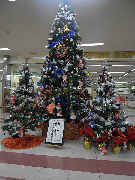 airport christmas tree, misawa, 20101126-s