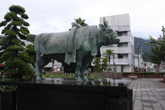 闘牛の銅像