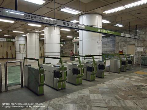 韓国の地下鉄の改札口の写真