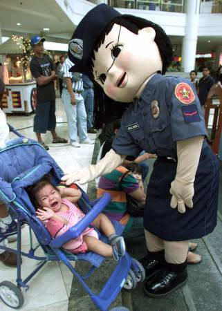 怖い警官着ぐるみと泣く赤ちゃん