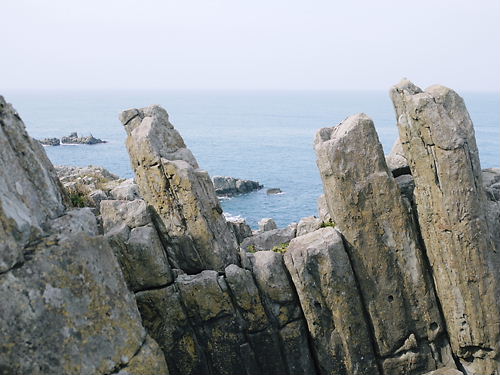 輝石安山岩の柱状節理岩壁